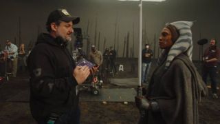 Dave Filoni y Rosario Dawson en set de grabación de Ahsoka