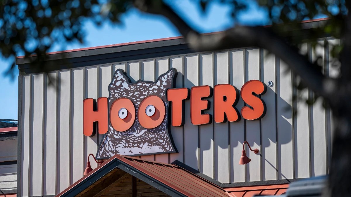 Hooters tendrá película biográfica sobre sus fundadores