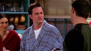 Friends (1994) - T6:E14 - Chandler no puede llorar (1)