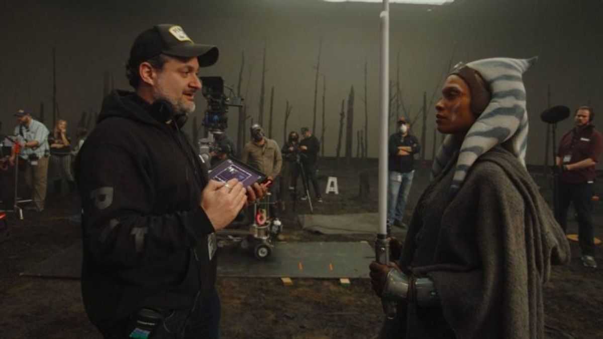 Dave Filoni y Rosario Dawson en set de grabación de Ahsoka