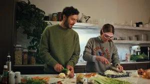 Fotograma del episodio 1: La cena