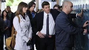 Fotograma del episodio 8: Los huesos retorcidos en el camión de retiro