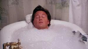 Fotograma del episodio 13: Chandler toma un baño de tina