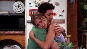 Fotograma del episodio 2: Ross abraza a Rachel