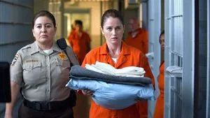 Fotograma del episodio 2: El hotel de las barras grises