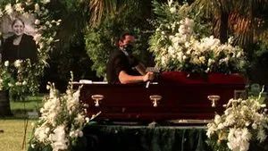 Fotograma del episodio 1: Del sepulcro