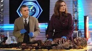 Fotograma del episodio 12: El traje en el plató