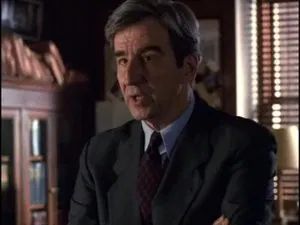 Fotograma del episodio 15: Con Derecho, Parte Uno