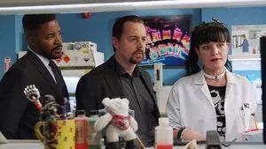 Fotograma del episodio 14: Manten A Tus Amigos Cerca