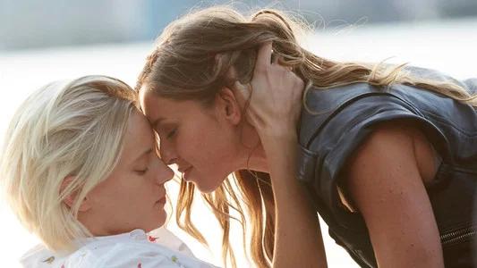 Foto de Below Her Mouth