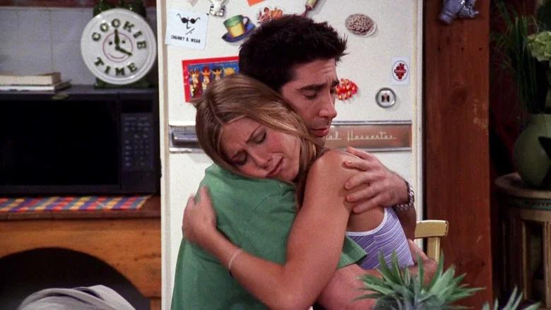 Ross abraza a Rachel
