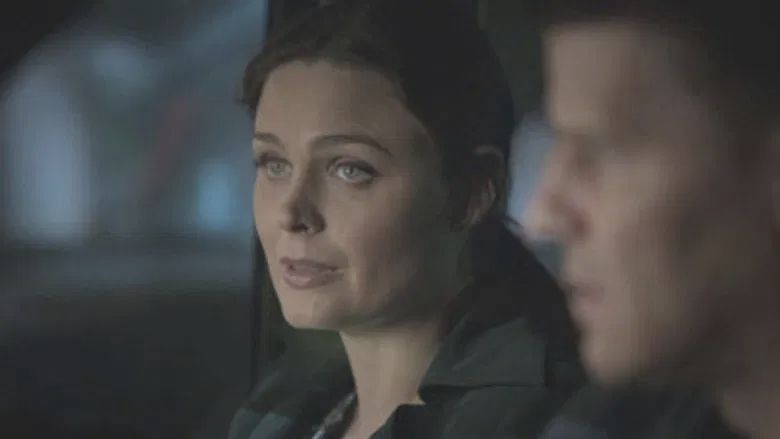 El cadáver en la enramada